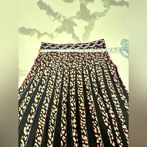 NWT DVF Woman Kalina Pleated Snake-print
Chiffon Midi Skirt Sky Blue -size M - Picture 4 of 8